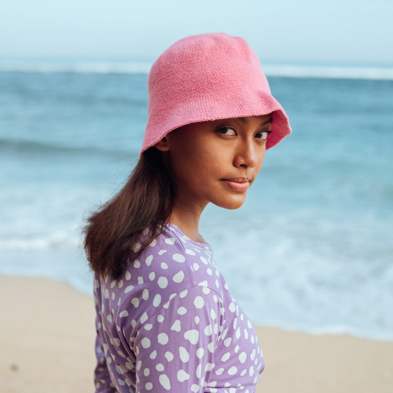 Florette Knitted Crochet Beach Beanie Hat in Pink. Soft and shapeable crochet bucket hat meticulously made by artisans in the villages of Bali. This hat feels airy for summer days and offers irreplaceable comfort at any season of the year.
